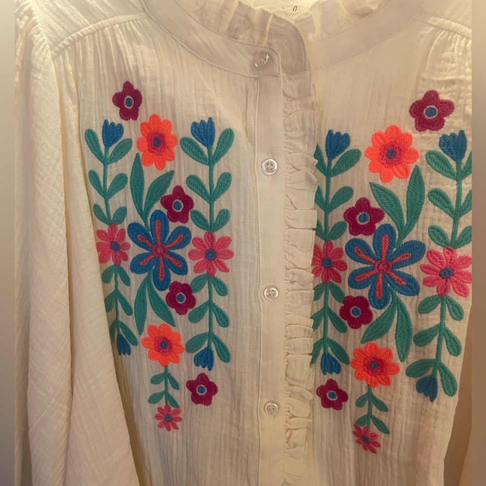 NWOT Easel Embroidered Floral Off White Blouse in Small - Picture 3 of 12